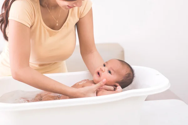 Bebê está sendo banhado por sua mãe — Fotografia de Stock