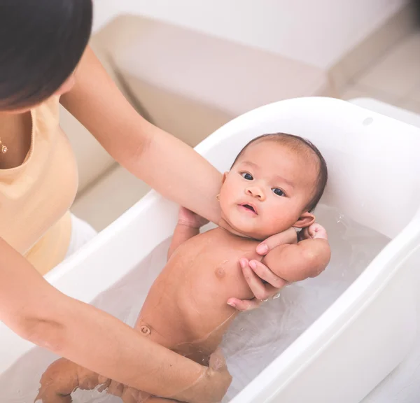 Dítě se koupe jeho matkou — Stock fotografie