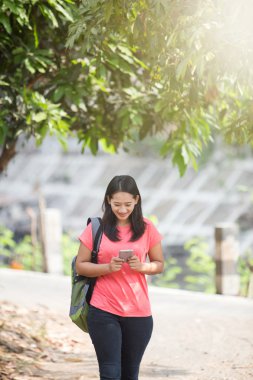 Watch yürüyüş onun açık hava etkinliği, genç Asyalı öğrenci