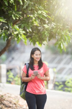 Watch yürüyüş onun açık hava etkinliği, genç Asyalı öğrenci