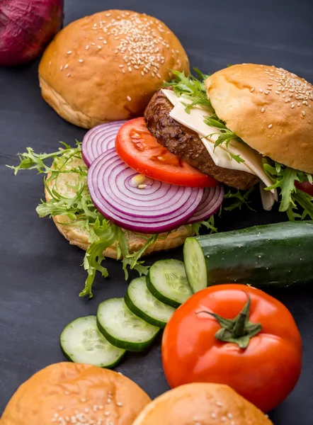 Färska hemgjorda hamburgare med ingredienser — Stockfoto