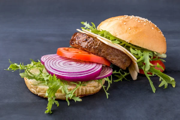 Färsk hemlagad hamburgare — Stockfoto