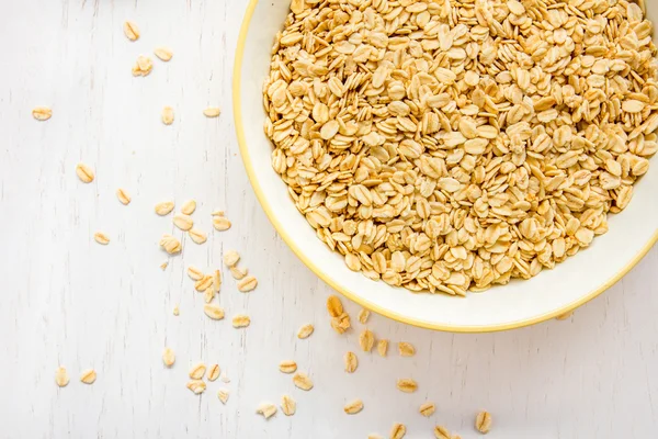 Pila de copos de avena en un tazón —  Fotos de Stock