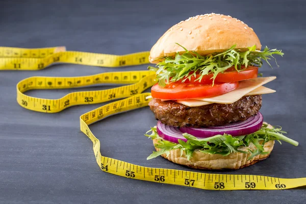 Hamburguesa casera con cinta métrica —  Fotos de Stock