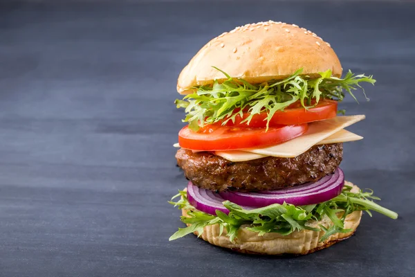 Färsk hemlagad hamburgare — Stockfoto