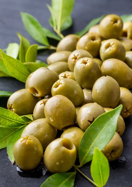 Hög med färska gröna oliver — Stockfoto