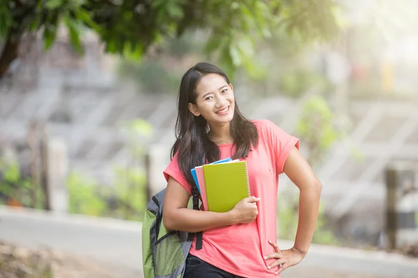 Ung asiatisk student utomhus, poserar cutely till kameran — Stockfoto