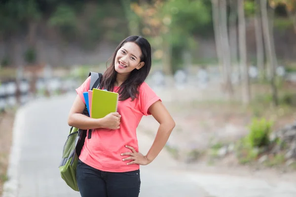 Jonge Aziatische student buiten, cutely poseren voor de camera — Stockfoto