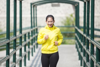 Sarı neon ceketi, jogg açık egzersiz genç Asyalı kadın