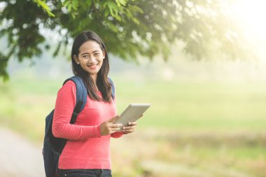 Asyalı öğrenciler tablet açık kullanma