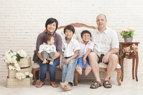 Glückliche Familie sitzt auf dem Sofa — Stockfoto