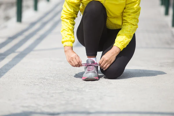 Hand tying a shoelace while exercising — Stock Photo, Image