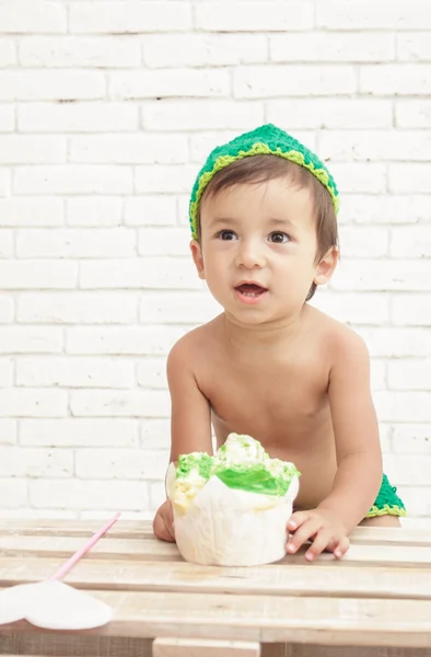 スポンジ ケーキを持ってかわいいハンサムな幼児 — ストック写真