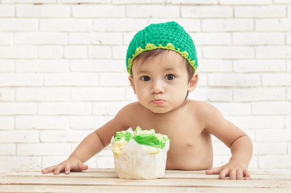 Adorable niño comiendo pastel de esponja —  Fotos de Stock
