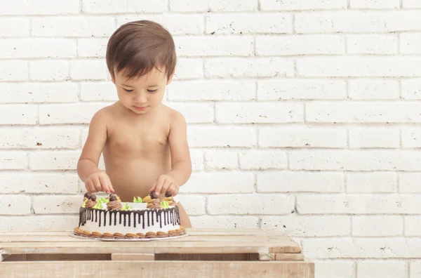 그의 케이크와 함께 재생 하는 잘생긴 아이 — 스톡 사진