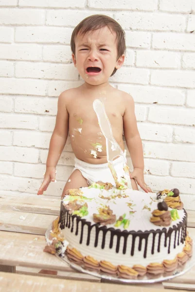 사랑 스러운 유아 부 술 케이크를 재생 하는 동안 울고 — 스톡 사진