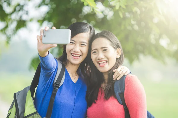 Twee jonge Aziatische studenten nemen selfie, gelukkig — Stockfoto