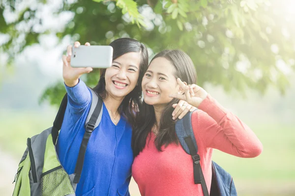 Due giovani studenti asiatici scattare selfie, felicemente — Foto Stock