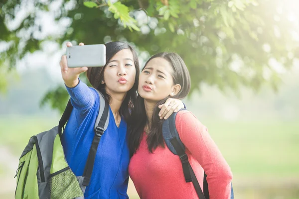 Dvě mladé asijské studenti s selfie, šťastně — Stock fotografie