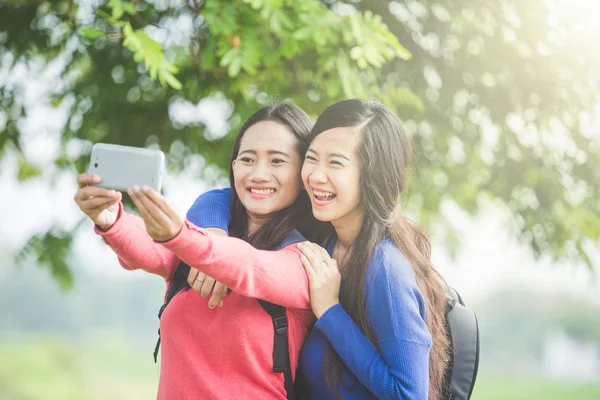 Dvě mladé asijské studenti s selfie, šťastně — Stock fotografie