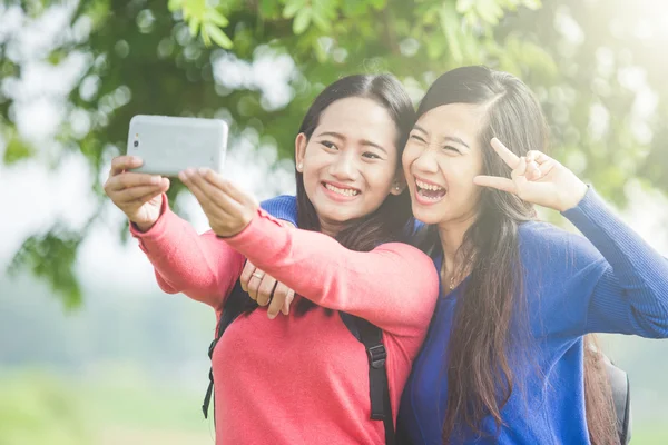 Two young Asian students taking selfie, happily — Stock Photo, Image