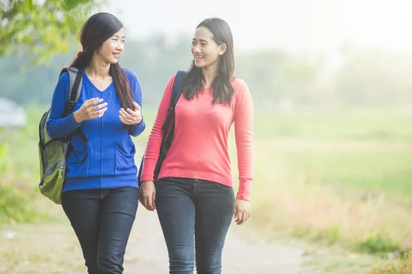 Két fiatal ázsiai diákok együtt járás közben beszélgetni — Stock Fotó