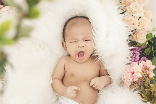 Babymeisje voelen slaperig op bont deken — Stockfoto
