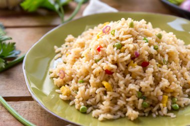 bir tabak kızarmış pirinç