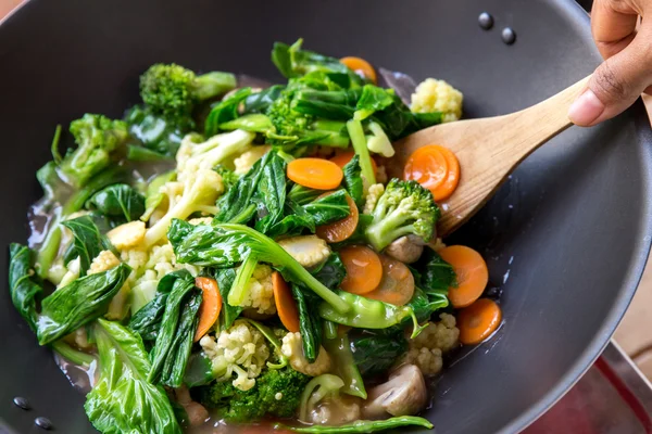 Orang memasak makanan Cina vegetarian sehat capcay — Stok Foto