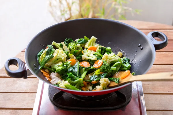 Verduras en sartén que se cocinan en capcay — Foto de Stock