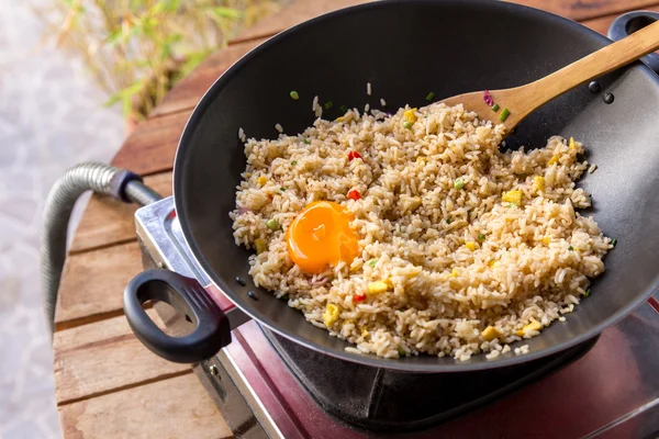 Смажений рис з жовтком на сковороді — стокове фото
