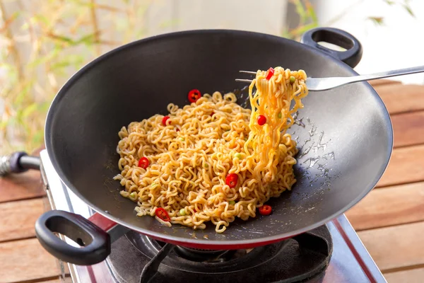 Mie yang dimasak dalam penggorengan — Stok Foto