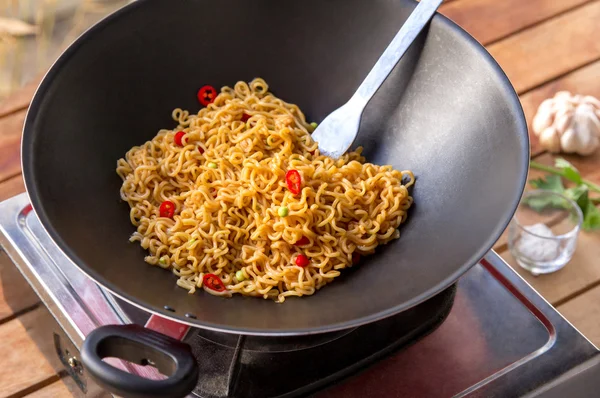 Heerlijke pittige gebakken noodle — Stockfoto