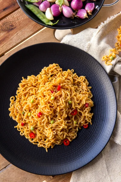 Pittige Indonesische gebakken noedels klaar om te eten — Stockfoto