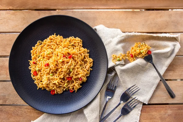 Spicy indonesian fried noodle with fork and napkin — Stock Photo, Image