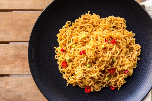 Een plaat van pittige Indonesische gebakken noodle — Stockfoto