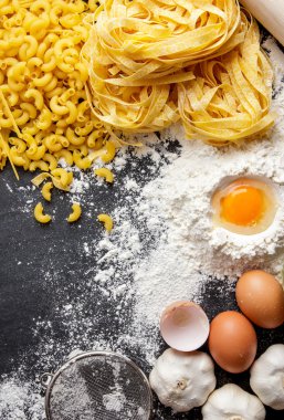 ham ev yapımı makarna makarna ve malzemelerle fettucine