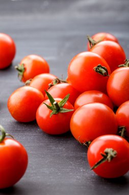 Tablo için kara tahta üzerinde kiraz domates