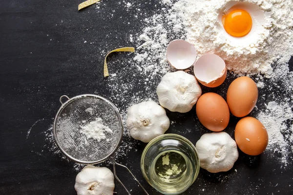 Αυγού, κρόκο, flouer, σκόρδο, συστατικά για ζυμαρικά — Φωτογραφία Αρχείου