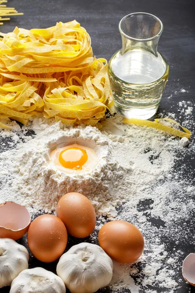 Hemlagade italienska fettucine och ingredienser — Stockfoto