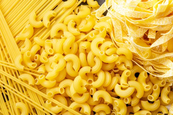 Syrové italské domácí těstoviny, makarony, špagety a fettuciny — Stock fotografie