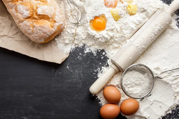 Χωριάτικο ψωμί με αυγό, αλεύρι, steiner και πλάστη — Φωτογραφία Αρχείου