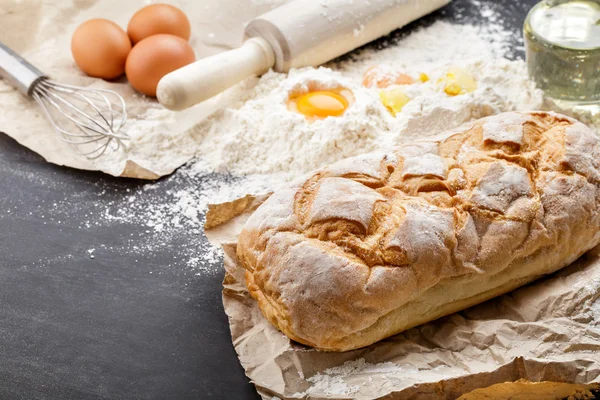 Hausgemachtes gluttenfreies Brot mit Zutaten — Stockfoto