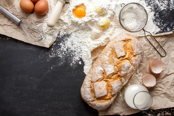 Δωρεάν ψωμί σπιτικό glutten με συστατικά — Φωτογραφία Αρχείου