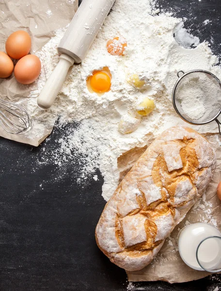 Hausgemachtes gluttenfreies Brot mit Zutaten — Stockfoto