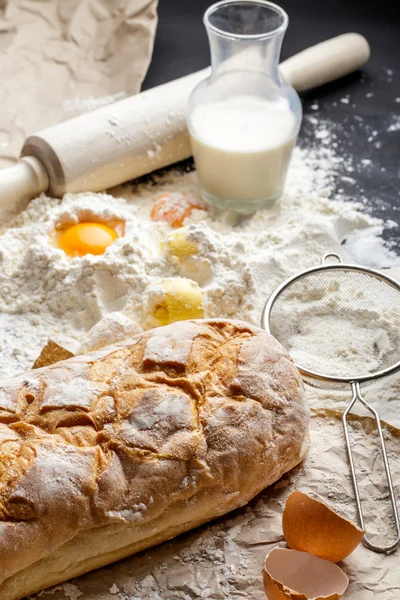 Hausgemachtes Brot, Eigelb, Mehl und Milch — Stockfoto
