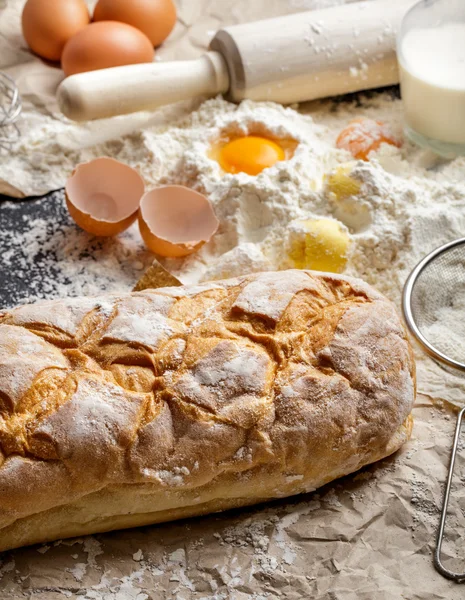 Hausgemachtes Rustice-Brot mit Zutaten — Stockfoto