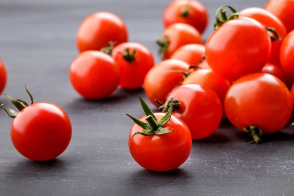 Pomodorini su tavola nera — Foto Stock