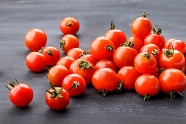 Hög med körsbärstomater — Stockfoto