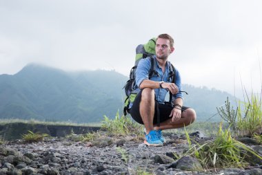 Yakışıklı genç Kafkas trekking gider